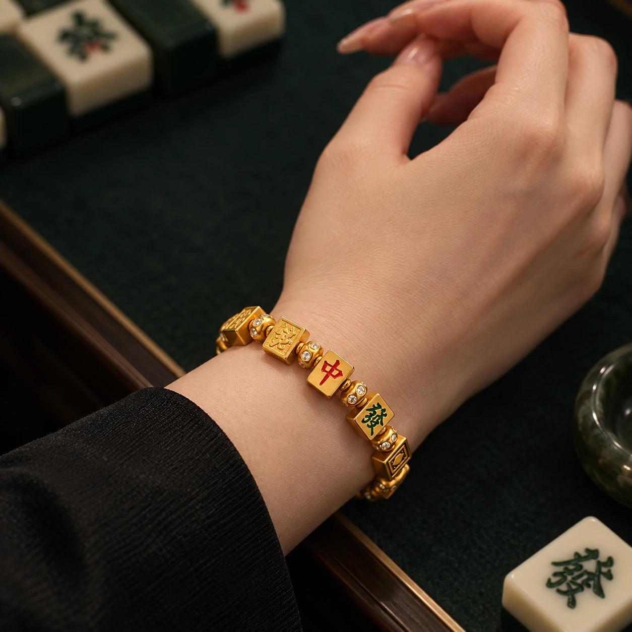 Golden Tiles Bracelet · Gold-colored tiles · in-use demonstration