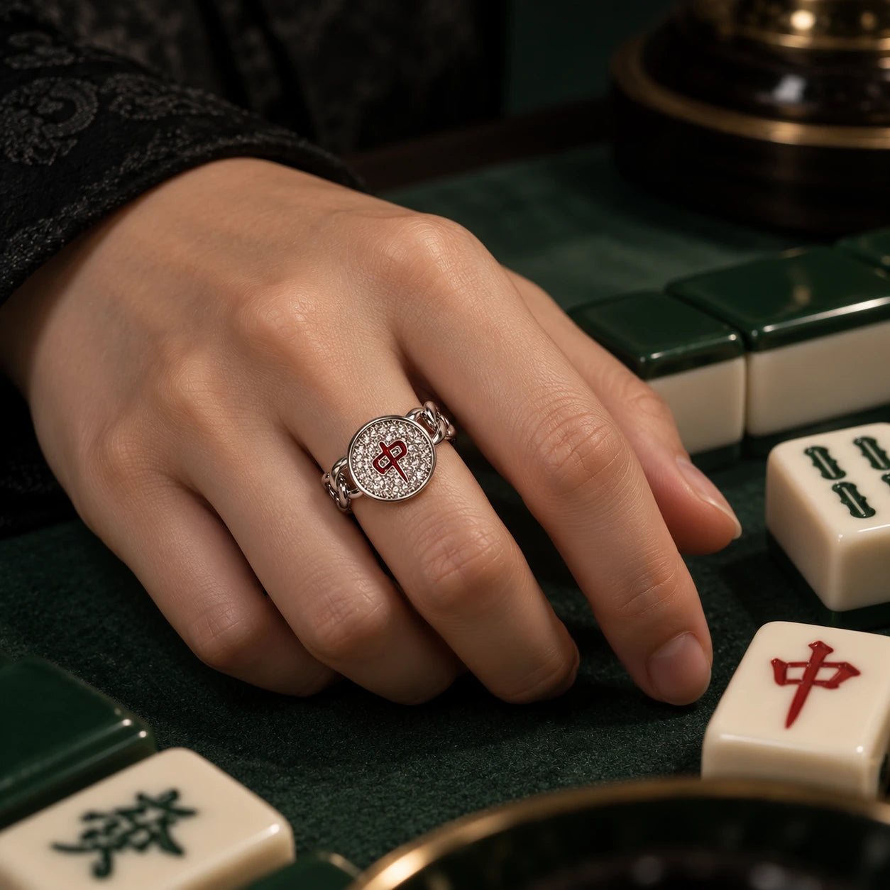 龍牌徽章旋轉戒 · 銀色・紅中 · 使用情境示範